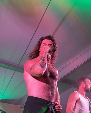 Abbie Chatfield Instagram - Come on Gisborne let’s go pardi!!!!! @rhythmandvines had a @pekingduk set AND a @keliholiday set???? A dream. Love you forever Aotearoa ❤️