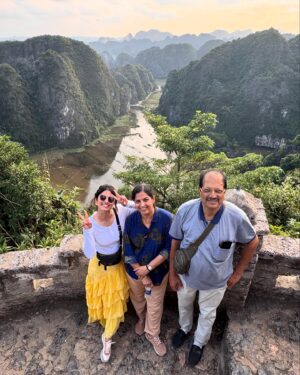 Abhidnya Bhave Instagram - I belong to the generation where travelling the world with your parents is most trending🥹🧿♾️🙏🏻😍🥰

#forevergrateful
