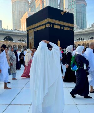 Adaa Khan Instagram - TakabbalAllah Alhamdulillah 🤲🏻

 #Umrah #makkah 
.
.
.
Thank you so much @hayabysanakhan for this beautiful Hadya 🤲🏻♥️