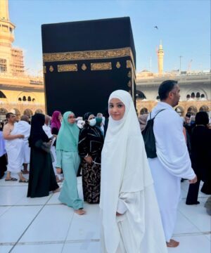 Adaa Khan Instagram - TakabbalAllah Alhamdulillah 🤲🏻

 #Umrah #makkah 
.
.
.
Thank you so much @hayabysanakhan for this beautiful Hadya 🤲🏻♥️