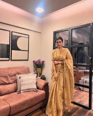 Additi Gupta Instagram - Happy Diwali Everyone 💥💥
………
Wearing.. @shopmittisae & @qbikofficial 
Hair cuteness by.. @hairbysharda