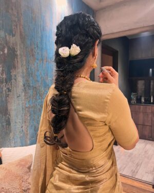 Additi Gupta Instagram - Happy Diwali Everyone 💥💥
………
Wearing.. @shopmittisae & @qbikofficial 
Hair cuteness by.. @hairbysharda