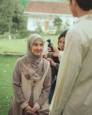 Adhisty Zara Instagram - Lovely day bareng si kasep @abunsungkar 😋🤍
seru banget photoshootnya kemarinnn! thankyou @jilbrave.official 💕 Ini special collection Cinta Dalam Ikhlas series, gemes semuaaaa!!!

Langsung serbu launchingnya sore ini jam 16.30 yaa 🫶🏻