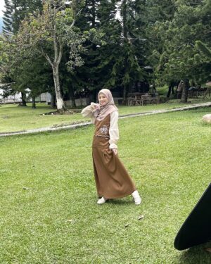 Adhisty Zara Instagram - Lovely day bareng si kasep @abunsungkar 😋🤍
seru banget photoshootnya kemarinnn! thankyou @jilbrave.official 💕 Ini special collection Cinta Dalam Ikhlas series, gemes semuaaaa!!!

Langsung serbu launchingnya sore ini jam 16.30 yaa 🫶🏻