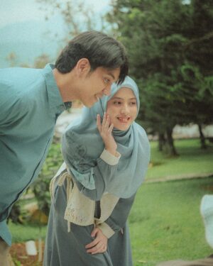 Adhisty Zara Instagram - Lovely day bareng si kasep @abunsungkar 😋🤍
seru banget photoshootnya kemarinnn! thankyou @jilbrave.official 💕 Ini special collection Cinta Dalam Ikhlas series, gemes semuaaaa!!!

Langsung serbu launchingnya sore ini jam 16.30 yaa 🫶🏻