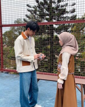 Adhisty Zara Instagram - Lovely day bareng si kasep @abunsungkar 😋🤍
seru banget photoshootnya kemarinnn! thankyou @jilbrave.official 💕 Ini special collection Cinta Dalam Ikhlas series, gemes semuaaaa!!!

Langsung serbu launchingnya sore ini jam 16.30 yaa 🫶🏻