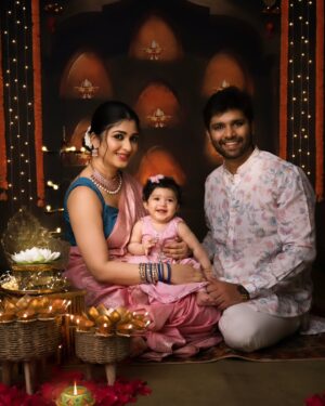 Aditi Prabhudeva Instagram - ಸರ್ವರಿಗೂ ಕನ್ನಡ ರಾಜ್ಯೋತ್ಸವದ ಶುಭಾಶಯಗಳು ❤️

ಹಾಗೂ ನಿಮ್ಮ ಮನೆ ,ಮನಗಳಲ್ಲಿ ಸದಾ ಪ್ರೀತಿಯ ಜ್ಯೋತಿ ಬೆಳಗುತ್ತಿರಲಿ ಎಂದು ಆಶಿಸುತ್ತಾ ಈ ದೀಪಾವಳಿ ನಿಮಗೆ ಸಾಕಷ್ಟು ಖುಷಿ , ಆರೋಗ್ಯ, ನೆಮ್ಮದಿಯನ್ನು ತರಲಿ ಎಂದು ಹಾರೈಸುತ್ತೇವೆ ❤️

📸 @giggly_tots 🌷