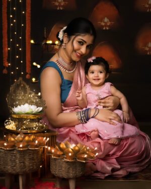 Aditi Prabhudeva Instagram - ಸರ್ವರಿಗೂ ಕನ್ನಡ ರಾಜ್ಯೋತ್ಸವದ ಶುಭಾಶಯಗಳು ❤️

ಹಾಗೂ ನಿಮ್ಮ ಮನೆ ,ಮನಗಳಲ್ಲಿ ಸದಾ ಪ್ರೀತಿಯ ಜ್ಯೋತಿ ಬೆಳಗುತ್ತಿರಲಿ ಎಂದು ಆಶಿಸುತ್ತಾ ಈ ದೀಪಾವಳಿ ನಿಮಗೆ ಸಾಕಷ್ಟು ಖುಷಿ , ಆರೋಗ್ಯ, ನೆಮ್ಮದಿಯನ್ನು ತರಲಿ ಎಂದು ಹಾರೈಸುತ್ತೇವೆ ❤️

📸 @giggly_tots 🌷