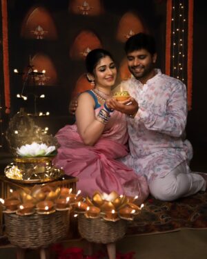 Aditi Prabhudeva Instagram - ಸರ್ವರಿಗೂ ಕನ್ನಡ ರಾಜ್ಯೋತ್ಸವದ ಶುಭಾಶಯಗಳು ❤️

ಹಾಗೂ ನಿಮ್ಮ ಮನೆ ,ಮನಗಳಲ್ಲಿ ಸದಾ ಪ್ರೀತಿಯ ಜ್ಯೋತಿ ಬೆಳಗುತ್ತಿರಲಿ ಎಂದು ಆಶಿಸುತ್ತಾ ಈ ದೀಪಾವಳಿ ನಿಮಗೆ ಸಾಕಷ್ಟು ಖುಷಿ , ಆರೋಗ್ಯ, ನೆಮ್ಮದಿಯನ್ನು ತರಲಿ ಎಂದು ಹಾರೈಸುತ್ತೇವೆ ❤️

📸 @giggly_tots 🌷