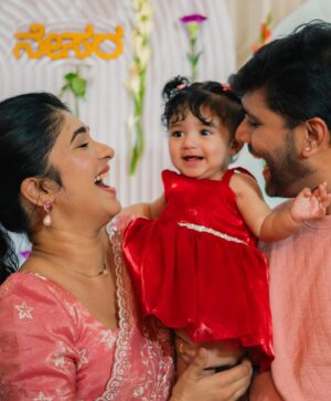 Aditi Prabhudeva Instagram - ನಮ್ಮ ಬಾಳ "ನೇಸರ" ❤️

ಮುದ್ದು ಮಗಳೇ ,
ಇಂದಿಗೆ ನೀನು ನನ್ನ ಮಡಿಲನ್ನು ತುಂಬಿ ಆರು ತಿಂಗಳಾಯಿತು .ನೀ ಬಂದಮೇಲೆ ನಮ್ಮ ಬದುಕೆ ಬದಲಾಯಿತು ,ನಮ್ಮ ಜೀವನ ಸುಂದರವಾಯಿತು, ಸಂಪೂರ್ಣವಾಯಿತು ❤️ಹುಟ್ಟು ಹಬ್ಬದ ಶುಭಾಶಯಗಳು ಮಗಳೇ ನೇಸರ❤️