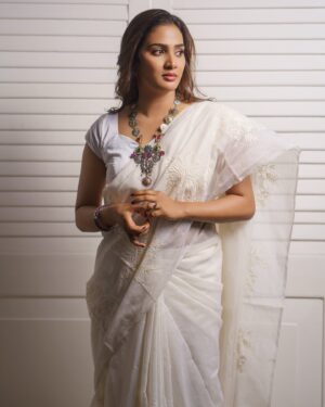 Aditi Ravi Instagram - we are made out of stars, shining in our unique way 🤍

Styling : @amritha_lakshmi___  @styledby_al_ 
Photography : @portraits_by_shone 
Mua : @exocticmakeover 
Outfit : @kathirlooms 
Jewellery : @titli.flutteringwings 
Location : @abad.hotels 

#styledbyal #insta #new #🤍for ☮️ #bekindtoyourself