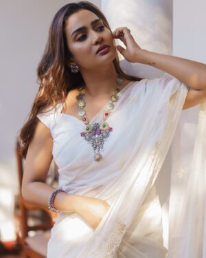 Aditi Ravi Instagram - we are made out of stars, shining in our unique way 🤍

Styling : @amritha_lakshmi___  @styledby_al_ 
Photography : @portraits_by_shone 
Mua : @exocticmakeover 
Outfit : @kathirlooms 
Jewellery : @titli.flutteringwings 
Location : @abad.hotels 

#styledbyal #insta #new #🤍for ☮️ #bekindtoyourself
