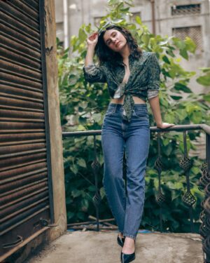 Aditi Saigal Instagram - The winter sun is making me take my favourite @levis_in jeans out for a walk

#LiveInLevis 

Wearing the Ribcage Straight Ankle jeans from @levis_in