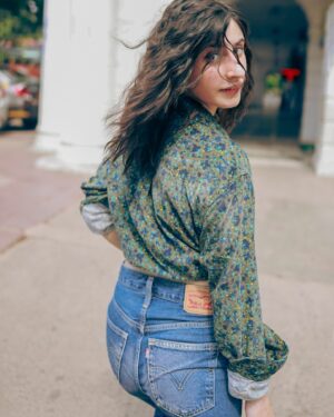 Aditi Saigal Instagram - The winter sun is making me take my favourite @levis_in jeans out for a walk

#LiveInLevis 

Wearing the Ribcage Straight Ankle jeans from @levis_in