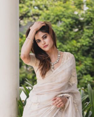 Aditi Sudhir Pohankar Instagram - Wish you all a very Happy Diwali ! 🪔 
.
.
.
.
Photographer @kiransa 
Stylist @yashasvi_mehlawat 
Outfit @thehouseofinari
Jewellery @ishhaara @ascend.rohank
Hmu @aaditipohankar 🥷🏿
.
.
#aaditipohankar #diwali #happy #picoftheday #pic #photography #photooftheday #instagood #instagram #smile #saree #love #featival #festive