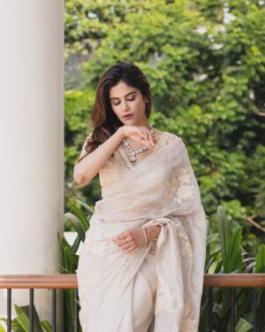 Aditi Sudhir Pohankar Instagram - Wish you all a very Happy Diwali ! 🪔 
.
.
.
.
Photographer @kiransa 
Stylist @yashasvi_mehlawat 
Outfit @thehouseofinari
Jewellery @ishhaara @ascend.rohank
Hmu @aaditipohankar 🥷🏿
.
.
#aaditipohankar #diwali #happy #picoftheday #pic #photography #photooftheday #instagood #instagram #smile #saree #love #featival #festive