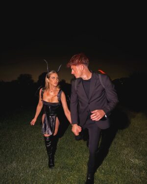 Adixia Romaniello Instagram - 🖤 “Ne t’inquiète pas, je ne te mords pas… à moins que tu ne le demandes.” HAPPY HALLOWEEN 🎃
