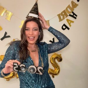 Adriana Fonseca Instagram - Primer post del año, deseándoles lo mas bonito!
______
Cosas que nos reten a sacar lo mejor de nosotros, compasión, amor, prosperidad compartida y larga vida con salud! 

First post of the year, wishing you all the most beautiful things! Challenges that inspire us to bring out our best, compassion, love, shared prosperity, and a long life filled with health!
.
.
#newyear #lifestyle #cute #fashion #latina #LA