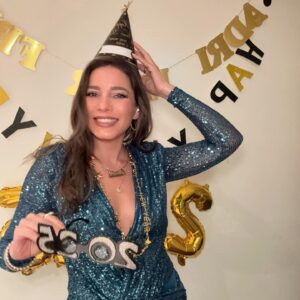 Adriana Fonseca Instagram - Primer post del año, deseándoles lo mas bonito!
______
Cosas que nos reten a sacar lo mejor de nosotros, compasión, amor, prosperidad compartida y larga vida con salud! 

First post of the year, wishing you all the most beautiful things! Challenges that inspire us to bring out our best, compassion, love, shared prosperity, and a long life filled with health!
.
.
#newyear #lifestyle #cute #fashion #latina #LA