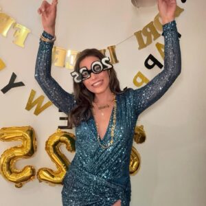 Adriana Fonseca Instagram - Primer post del año, deseándoles lo mas bonito!
______
Cosas que nos reten a sacar lo mejor de nosotros, compasión, amor, prosperidad compartida y larga vida con salud! 

First post of the year, wishing you all the most beautiful things! Challenges that inspire us to bring out our best, compassion, love, shared prosperity, and a long life filled with health!
.
.
#newyear #lifestyle #cute #fashion #latina #LA