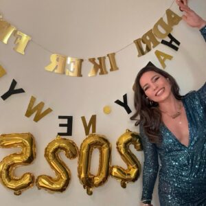 Adriana Fonseca Instagram - Primer post del año, deseándoles lo mas bonito!
______
Cosas que nos reten a sacar lo mejor de nosotros, compasión, amor, prosperidad compartida y larga vida con salud! 

First post of the year, wishing you all the most beautiful things! Challenges that inspire us to bring out our best, compassion, love, shared prosperity, and a long life filled with health!
.
.
#newyear #lifestyle #cute #fashion #latina #LA