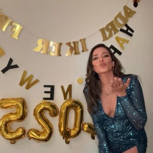 Adriana Fonseca Instagram - Primer post del año, deseándoles lo mas bonito!
______
Cosas que nos reten a sacar lo mejor de nosotros, compasión, amor, prosperidad compartida y larga vida con salud! 

First post of the year, wishing you all the most beautiful things! Challenges that inspire us to bring out our best, compassion, love, shared prosperity, and a long life filled with health!
.
.
#newyear #lifestyle #cute #fashion #latina #LA