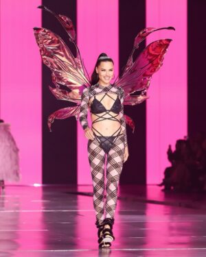 Adriana Lima Instagram - Grateful for every step that led me back to this stage 🤍