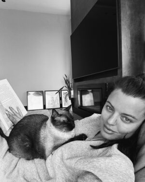 Adriana Torrebejano Instagram - Qué gusto de días de descanso. Mañana vuelta al cole con las pilas a full para disfrutar lo que venga. Ya no podré dormir hasta la hora que quiera mi body o coger un libro y terminarlo pero estoy feliiiisss de todo lo que viene este 2025 ✨💞