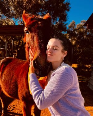 Adriana Torrebejano Instagram - El 2024 ha sido de traca. Siento que he tomado decisiones importantes que han cambiado mucho mi día a día y mi forma de vivir la vida. Disfruto mucho más y me quiero más también. No ha sido un año fácil pero me quedo con todo lo bonito que viví y lo que está por llegar. 💞 
Gracias 2024 ✨ Os mando un abrazo inmenso a todxs.