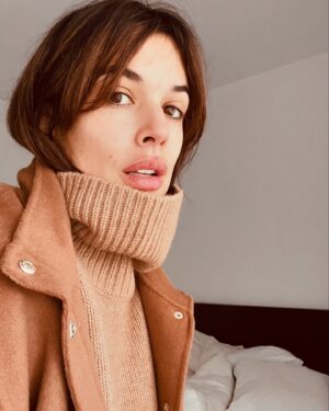 Adriana Ugarte Instagram - Señoritas mías,se acerca mi cumple 🎈🎶

Regalazos  @elenabeautyalien  @ehmoda 
@gerarddarel 🤍🤍🤍