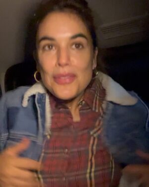 Adriana Ugarte Instagram - Me hace mucha ilusión compartir con vosotros algunos momentos y personas preciosas que conocí en mi aventura Mask Singer 🐍 
En la primera foto estoy en el hotel la noche anterior de la última actuación; desvelada porque no me salía la coreografía 😹🙀
Después os dejo uno de los tantos vídeos que tenía que enviar a Cris para que viera cómo me camuflaba -en la furgoneta que aparcaban en mi hotel- para llegar al plató de incógnita -el primer vídeo fue un cuadro!!jajajjaja!no podía ni abrir el candado 🔒-
Luego viene una foto ya camuflada instantes previos a la entrada del conductor (!!)
Foto en el camerino en plan cobra interesante-seductora ❤️🐍❤️
Ayyyyy😻Aquí os presento a Inés y a Cris,mis hadas madrinas durante todo el programa.Os tengo que confesar que pasé muchísimos nervios y a veces hasta mareillos debajo de la máscara;mucho más carrusel emocional del que me podía imaginar.Inés y Cris estuvieron a mi lado hasta el último momento y hasta la última chocolatina 🍫.
La llegada a la habitación después de que todo terminara.Me sentí muy feliz conmigo misma.Feliz de atreverme a hacer cosas que me dan miedo.
Y la última, es la pequeñaja que me recuerda que mientras la vida me permita, tengo que JUGAR.