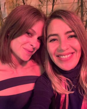 Adriana Ugarte Instagram - Me hace mucha ilusión compartir con vosotros algunos momentos y personas preciosas que conocí en mi aventura Mask Singer 🐍 
En la primera foto estoy en el hotel la noche anterior de la última actuación; desvelada porque no me salía la coreografía 😹🙀
Después os dejo uno de los tantos vídeos que tenía que enviar a Cris para que viera cómo me camuflaba -en la furgoneta que aparcaban en mi hotel- para llegar al plató de incógnita -el primer vídeo fue un cuadro!!jajajjaja!no podía ni abrir el candado 🔒-
Luego viene una foto ya camuflada instantes previos a la entrada del conductor (!!)
Foto en el camerino en plan cobra interesante-seductora ❤️🐍❤️
Ayyyyy😻Aquí os presento a Inés y a Cris,mis hadas madrinas durante todo el programa.Os tengo que confesar que pasé muchísimos nervios y a veces hasta mareillos debajo de la máscara;mucho más carrusel emocional del que me podía imaginar.Inés y Cris estuvieron a mi lado hasta el último momento y hasta la última chocolatina 🍫.
La llegada a la habitación después de que todo terminara.Me sentí muy feliz conmigo misma.Feliz de atreverme a hacer cosas que me dan miedo.
Y la última, es la pequeñaja que me recuerda que mientras la vida me permita, tengo que JUGAR.