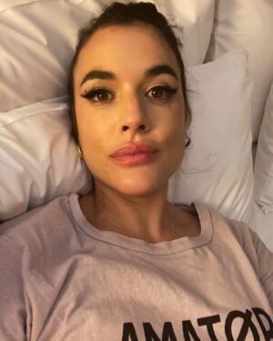 Adriana Ugarte Instagram - Me hace mucha ilusión compartir con vosotros algunos momentos y personas preciosas que conocí en mi aventura Mask Singer 🐍 
En la primera foto estoy en el hotel la noche anterior de la última actuación; desvelada porque no me salía la coreografía 😹🙀
Después os dejo uno de los tantos vídeos que tenía que enviar a Cris para que viera cómo me camuflaba -en la furgoneta que aparcaban en mi hotel- para llegar al plató de incógnita -el primer vídeo fue un cuadro!!jajajjaja!no podía ni abrir el candado 🔒-
Luego viene una foto ya camuflada instantes previos a la entrada del conductor (!!)
Foto en el camerino en plan cobra interesante-seductora ❤️🐍❤️
Ayyyyy😻Aquí os presento a Inés y a Cris,mis hadas madrinas durante todo el programa.Os tengo que confesar que pasé muchísimos nervios y a veces hasta mareillos debajo de la máscara;mucho más carrusel emocional del que me podía imaginar.Inés y Cris estuvieron a mi lado hasta el último momento y hasta la última chocolatina 🍫.
La llegada a la habitación después de que todo terminara.Me sentí muy feliz conmigo misma.Feliz de atreverme a hacer cosas que me dan miedo.
Y la última, es la pequeñaja que me recuerda que mientras la vida me permita, tengo que JUGAR.