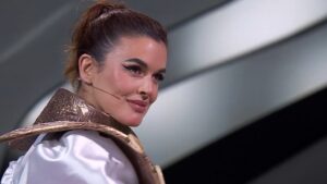 Adriana Ugarte Instagram - ¡De verdad que no os puedo explicar cómo ha sido vivir esta experiencia!!!❤️🐍Me lo he pasado como una niña y me he atrevido a cantaaaarrr.
Gracias a todo el equipazo de @masksingera3 que me cuidó el cuerpo y el alma -os lo aseguro- 🍫🐣
Gracias @ruthlorenzomusic por ese momentazo en el escenario,qué generosa eres(!!)
Y gracias enormes @fbonellih ,cómplice y hogar.
@javviercalvo @soyambrossi @alaskaoficial @anamilanioficial @arturovallsofficial ❤️🐍