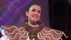 Adriana Ugarte Instagram - ¡De verdad que no os puedo explicar cómo ha sido vivir esta experiencia!!!❤️🐍Me lo he pasado como una niña y me he atrevido a cantaaaarrr.
Gracias a todo el equipazo de @masksingera3 que me cuidó el cuerpo y el alma -os lo aseguro- 🍫🐣
Gracias @ruthlorenzomusic por ese momentazo en el escenario,qué generosa eres(!!)
Y gracias enormes @fbonellih ,cómplice y hogar.
@javviercalvo @soyambrossi @alaskaoficial @anamilanioficial @arturovallsofficial ❤️🐍