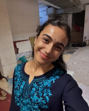 Adrija Sinha Instagram - खूबसूरती न सूरत में है न लिबास में, निगाहें जिसे चाहे उसे हसीन कर दे.. 🤍✨ 

#picsoftheday #selfies #adrijasinhastylediaries