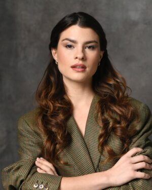 Agustina Palma Instagram - New Year, New Profile Pic 🪐

Ph. @romerodeluquefoto /Mua. @gusgandarela/ 
Hair. @tonylopezbeauty 

Businesswoman boss is coming 🧨
Estoy muy emocionada por la llegada del 2025, un año en el que muchos proyectos que se han estado cocinando con paciencia y esfuerzo finalmente saldrán a la luz, llenándome de ilusión y gratitud.

Hace un tiempo, vivir y trabajar en Los Ángeles era solo un sueño lejano, algo que imaginaba desde niña. Pero un día decidí escuchar mi intuición y dar el salto, aunque no tenía todo planeado. Llegar a Los Ángeles fue mucho más que un cambio geográfico; fue un cambio de mentalidad. Actuar, trabajar, generar contenido, aprender nuevos acentos e idiomas me abrió puertas inmensas, pero también me desafió a niveles que nunca había enfrentado. En el camino, he tenido la fortuna de cruzarme con personas increíbles que me han mostrado nuevas formas de ver la vida y, sin saberlo, me han recordado por qué empecé a seguir mis sueños desde el principio.

Este año fue el más explosivo, expansivo y divertido de mi vida (hasta ahora). Este año me ha desafiado, me ha hecho crecer y me ha enseñado a valorar el tiempo, la energía y las decisiones. Cambié no solo de país, sino de mentalidad. Aprendí, tomé riesgos y me abrí a experiencias que jamás imaginé. Cada paso me recordó que no necesitamos tener todo bajo control para avanzar, solo determinación y fe en nosotros mismos.

2024 ha sido un año de expansión personal y profesional.
Aprendí a ser jefa de mi vida y mi empresa, a reconocer mi valor, y a seguir adelante sin rendirme. Entendí que los sueños no solo son la meta, sino también el viaje, las personas y las lecciones que encontramos en el camino.

Agradecida por todo lo vivido y lista para un 2025 lleno de magia y propósito. Vamos por más. 🌟
#Creciendo #SigueTuSueño #Agradecida