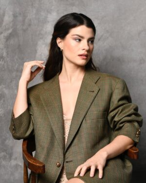 Agustina Palma Instagram - New Year, New Profile Pic 🪐

Ph. @romerodeluquefoto /Mua. @gusgandarela/ 
Hair. @tonylopezbeauty 

Businesswoman boss is coming 🧨
Estoy muy emocionada por la llegada del 2025, un año en el que muchos proyectos que se han estado cocinando con paciencia y esfuerzo finalmente saldrán a la luz, llenándome de ilusión y gratitud.

Hace un tiempo, vivir y trabajar en Los Ángeles era solo un sueño lejano, algo que imaginaba desde niña. Pero un día decidí escuchar mi intuición y dar el salto, aunque no tenía todo planeado. Llegar a Los Ángeles fue mucho más que un cambio geográfico; fue un cambio de mentalidad. Actuar, trabajar, generar contenido, aprender nuevos acentos e idiomas me abrió puertas inmensas, pero también me desafió a niveles que nunca había enfrentado. En el camino, he tenido la fortuna de cruzarme con personas increíbles que me han mostrado nuevas formas de ver la vida y, sin saberlo, me han recordado por qué empecé a seguir mis sueños desde el principio.

Este año fue el más explosivo, expansivo y divertido de mi vida (hasta ahora). Este año me ha desafiado, me ha hecho crecer y me ha enseñado a valorar el tiempo, la energía y las decisiones. Cambié no solo de país, sino de mentalidad. Aprendí, tomé riesgos y me abrí a experiencias que jamás imaginé. Cada paso me recordó que no necesitamos tener todo bajo control para avanzar, solo determinación y fe en nosotros mismos.

2024 ha sido un año de expansión personal y profesional.
Aprendí a ser jefa de mi vida y mi empresa, a reconocer mi valor, y a seguir adelante sin rendirme. Entendí que los sueños no solo son la meta, sino también el viaje, las personas y las lecciones que encontramos en el camino.

Agradecida por todo lo vivido y lista para un 2025 lleno de magia y propósito. Vamos por más. 🌟
#Creciendo #SigueTuSueño #Agradecida