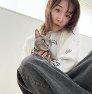Ai Kago Instagram - 実家のルナ(=^x^=)くん！保護猫です🥹🤍
家族の一番のアイドル！
私にピタリとくっついて「亜依〜」って鳴きます。(多分)
妹のことを恋人と思って、俺感出してくるとこも可愛い😮‍💨
2025も家族の癒し系で元気で過ごしてね💕

#猫好き部
#動物が好き
#爬虫類も飼いたい