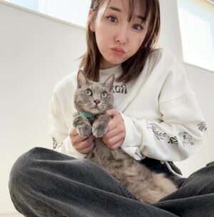 Ai Kago Instagram - 実家のルナ(=^x^=)くん！保護猫です🥹🤍
家族の一番のアイドル！
私にピタリとくっついて「亜依〜」って鳴きます。(多分)
妹のことを恋人と思って、俺感出してくるとこも可愛い😮‍💨
2025も家族の癒し系で元気で過ごしてね💕

#猫好き部
#動物が好き
#爬虫類も飼いたい