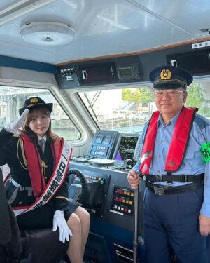 Ai Shinozaki Instagram - ・

今日は、横浜水上警察署の
一日警察署長を務めました✨

天気も良く、イベントには沢山の方々が足を運んでくださり、任務である"目指せ犯罪0バームクーヘン"も無事1000個配ることが出来ました！

最後は船に乗って、海の上からも
広報活動したよ🚢✨

とても有意義な一日でした☺️
来てくれた皆様、ありがとうございました✨

#横浜水上警察署 #一日警察署長 #目指せ犯罪0
#2枚目の写真は本物の署長さんです 👮‍♂️