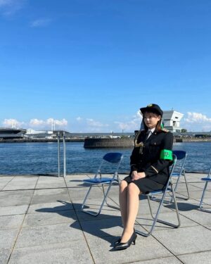 Ai Shinozaki Instagram - ・

今日は、横浜水上警察署の
一日警察署長を務めました✨

天気も良く、イベントには沢山の方々が足を運んでくださり、任務である"目指せ犯罪0バームクーヘン"も無事1000個配ることが出来ました！

最後は船に乗って、海の上からも
広報活動したよ🚢✨

とても有意義な一日でした☺️
来てくれた皆様、ありがとうございました✨

#横浜水上警察署 #一日警察署長 #目指せ犯罪0
#2枚目の写真は本物の署長さんです 👮‍♂️