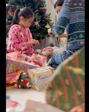 Aimee Chan Instagram - Christmas morning!!! 🎄🎄🎄Yayyyyyyyyy! ✨💖 BUT My wish is to be able to sleep in tomorrow… 😆😆😆 

#merrychristmas🎄 #chanchanfamily #familymemories