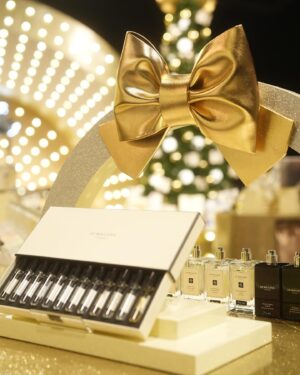 Airi Matsui Instagram - JO MALONE LONDON
A Christmas Special🎄

ホリデーにぴったりな煌びやかな空間が広がっていてとてもわくわくしました！

大切な人へのギフト、
自分へのご褒美にぴったり。

沢山の香りの中から好きな香りを選ぶ時間、楽しかったなぁ。
クリスマス限定の香りもとてもいい香りでした、、🤍

12/13〜12/25まで
表参道ヒルズ B3F スペース オーにて🎁

ぜひ足を運んでみてね。

#JoMaloneLondon
#JoMaloneLondonJapan
#SeasonOfScent
#ジョーマローンロンドン
#PR