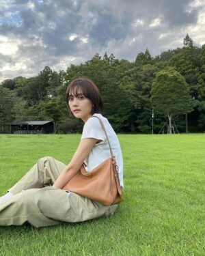 Airi Matsui Instagram - なんだか一気に涼しくなったね〜🍂

#PradaAimee
最近は大きめが気分💭

可愛いと思っていたbag…👜🤍
このバック持って色んな所にお出掛けしたい！

@prada