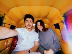 Aisha Ahmed Instagram - Rickshaw ride to BKC and back for no reason 🥲
And why would the audio be for @rohitsaraf not like we were stuck in traffic because of him 🙂