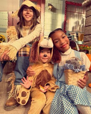 Aisha Hinds Instagram - •| T H E • W I L S O N S • O F • O Z |• @911onabc 

Tonight’s HALLOWEEN episode of @911onabc is giving fun, festive, family, and……fright! The fight for family intensifies!