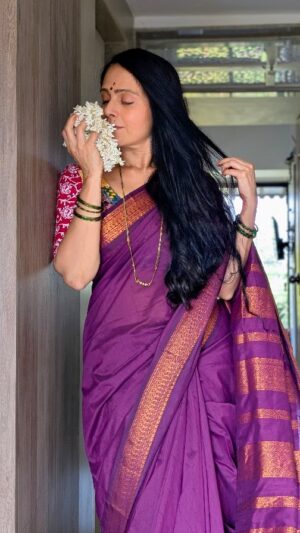 Aishwarya Narkar Instagram - साडी ,गजरा ... आणि बरंच काही....♥️♥️

Saree @durvaacollection93 💕

.....

#aishwaryanarkar
 #saree #sareestyles #love#trend#marathi #instagram #fashion#style
#feel#vibe#support #smallbusiness