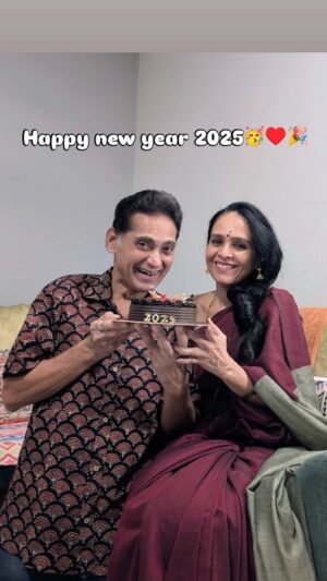 Aishwarya Narkar Instagram - Happy new year...may this year bring you joy and success ♥️🎊❤️
#happy#vibes#always

#aishwaryanarkar #avinashnarkar #couolegoals #hapoy#life#feel#instagramreels #instagram #happynewyear#2025