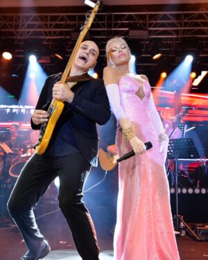Ajda Pekkan Instagram - 2025 ‘ e , siz çok sevdiklerimle kalp kalbe şarkılar söyleyerek , sahnede girdim … Çok keyifli bir geceydi, organizasyonda emeği geçen herkese sonsuz teşekkürler …

🛎️ @envivo_tr 
🏢 @marriottsisli 
📸 @srhtavc7 
💄 @rifatyuzuak 
👱🏻‍♀️ @qbyhairfabric 
👗 @burcusedefofficial